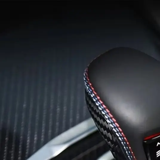 Декоративная накладка на рычаг переключения передач для BMW M-серии 2021-2025, X3M, X4M, X6M, X5 2020-2025, карбон
Декоративная накладка на рычаг переключения передач для BMW M-серии 2021-2025, X3M, X4M, X6M, X5 2020-2025, карбон