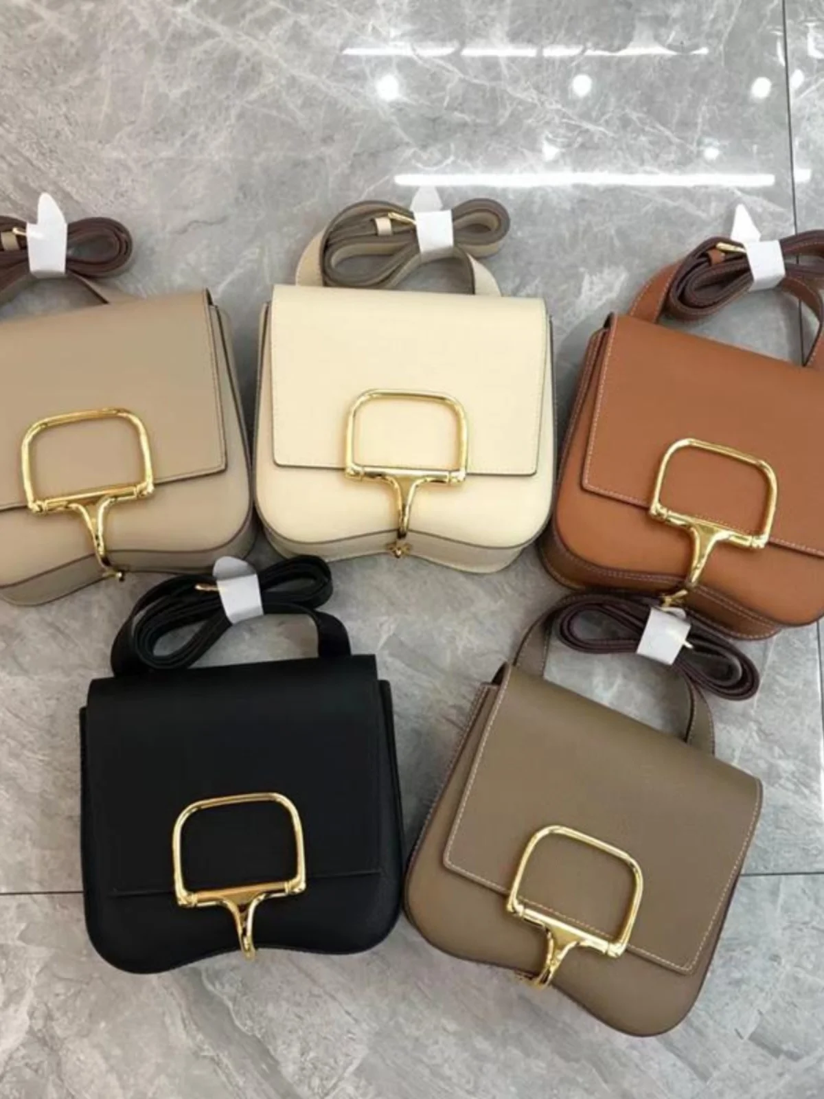 Новинка 2024, седельная сумка Faion, повседневная сумка через плечо на одно плечо, женская сумка из натуральной кожи с верхним слоем, Lo B... 
Новинка 2024, седельная сумка Faion, повседневная сумка через плечо на одно плечо, женская сумка из натуральной кожи с верхним слоем, Lo B...