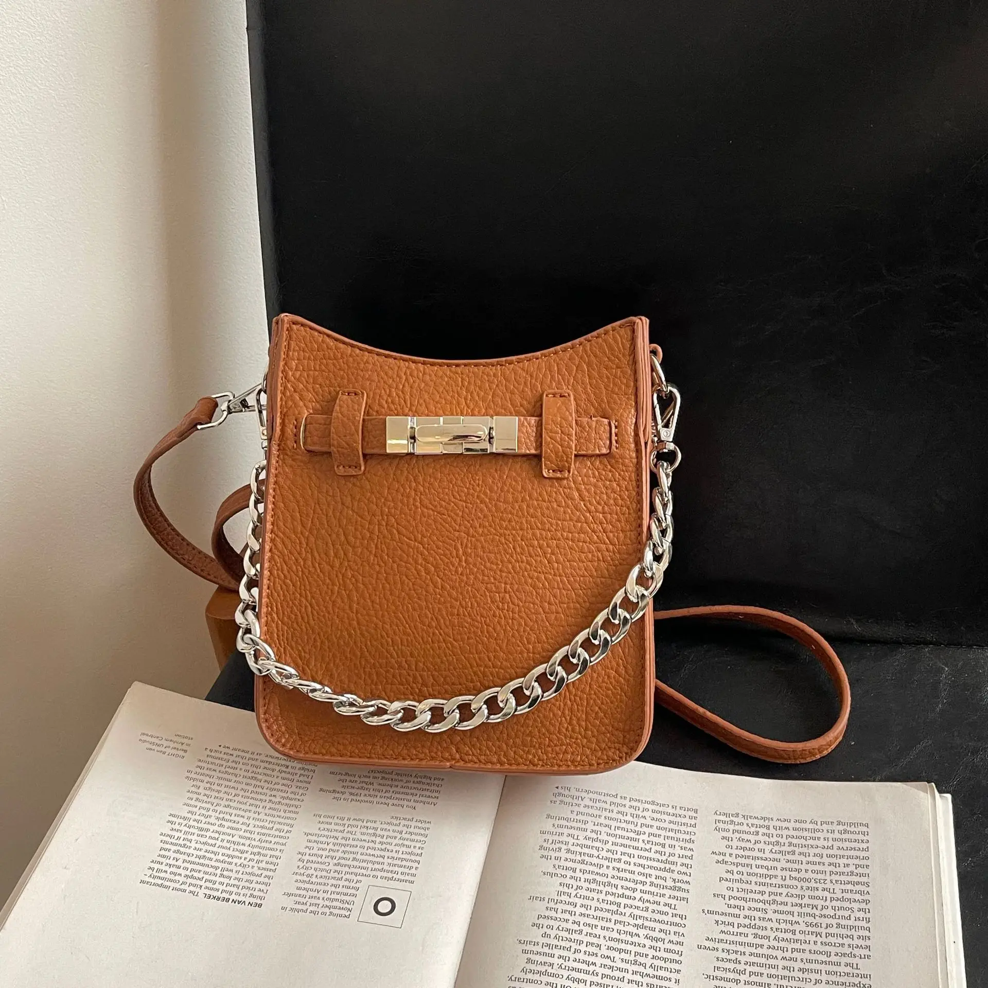 Premium New Women's 2025 Fashion Personality Versatile Multifunctional Shoulder Crossbody Bag
Premium New Women's 2025 Fashion Personality Versatile Multifunctional Shoulder Crossbody Bag