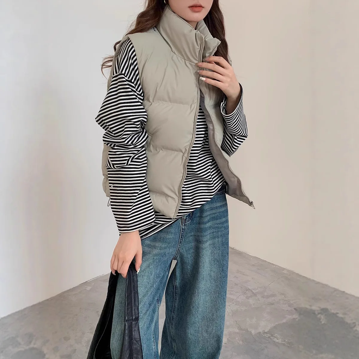 2025 Winter New Style Down Cotton Vest Women's Solid Color Waistcoat Jacket Coat
2025 Winter New Style Down Cotton Vest Women's Solid Color Waistcoat Jacket Coat