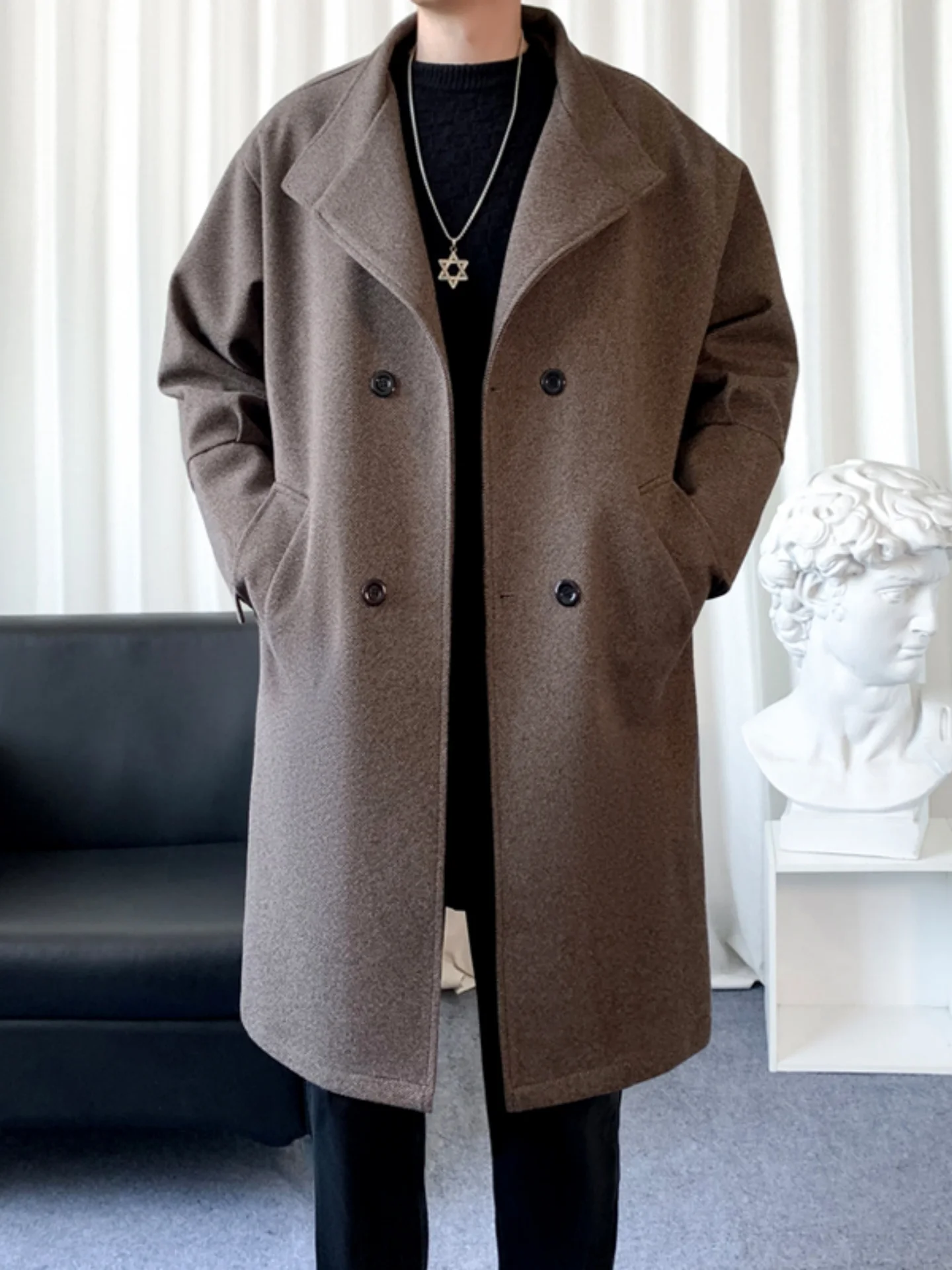 Мужское шерстяное пальто средней длины в британском стиле, свободного кроя, осенне-зимняя модная верхняя одежда для молодежи, из полиэфирного волокна
Мужское шерстяное пальто средней длины в британском стиле, свободного кроя, осенне-зимняя модная верхняя одежда для молодежи, из полиэфирного волокна