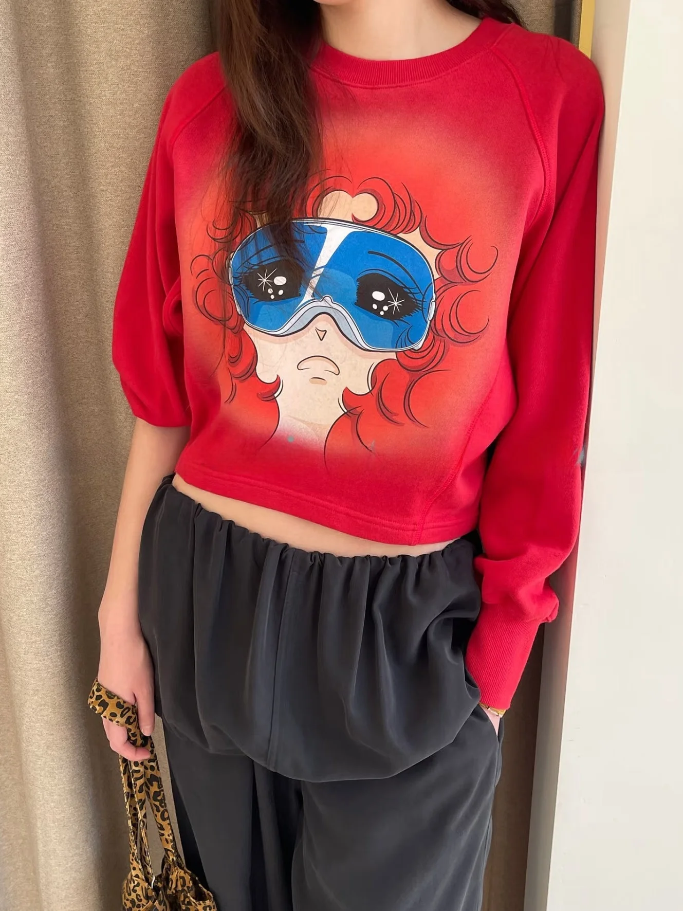 Новинка весенней коллекции: женский свитшот из чистого хлопка с круглым вырезом, длинными рукавами и короткой длиной, повседневная одежда с комфортным принтом.
Новинка весенней коллекции: женский свитшот из чистого хлопка с круглым вырезом, длинными рукавами и короткой длиной, повседневная одежда с комфортным принтом.