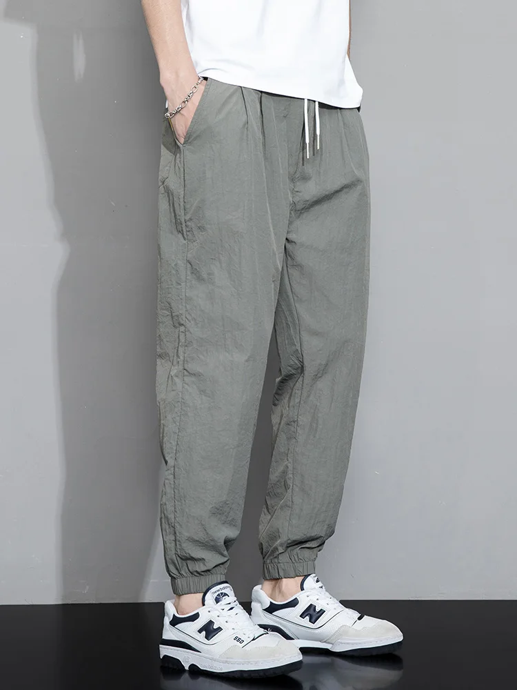 Летние брюки из ледяного шелка, мужские тонкие спортивные свободные молодежные повседневные брюки, модные брендовые повседневные брюки для мужчин
Летние брюки из ледяного шелка, мужские тонкие спортивные свободные молодежные повседневные брюки, модные брендовые повседневные брюки для мужчин