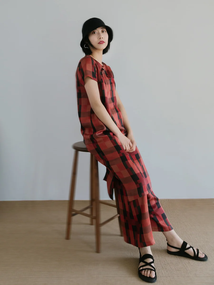 Original Retro Red Black Geometric Block Su Zhuang Silk Improved Qipao Breathable Low Slit Summer Collection
Original Retro Red Black Geometric Block Su Zhuang Silk Improved Qipao Breathable Low Slit Summer Collection