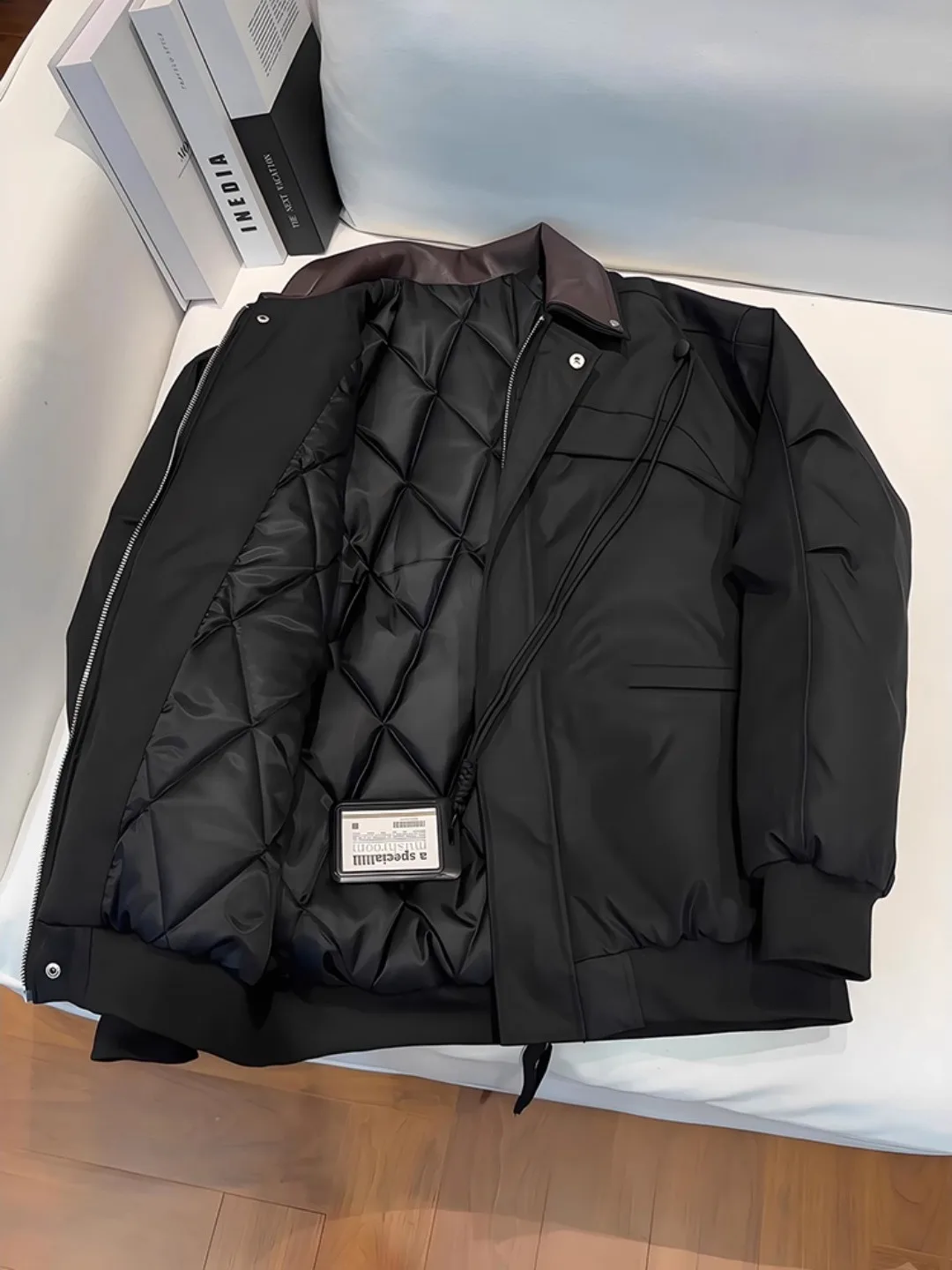 Утепленная черная хлопковая куртка-пилот для мужчин, зимняя теплая рабочая куртка в американском стиле с кожаными нашивками и отложным воротником, бейсбольная куртка
Утепленная черная хлопковая куртка-пилот для мужчин, зимняя теплая рабочая куртка в американском стиле с кожаными нашивками и отложным воротником, бейсбольная куртка