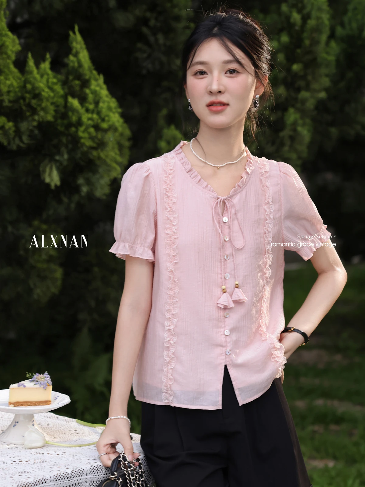ALXNAN Women's Pink Shirt Elegant Puff Sleeves Lace Design Blouses 2025 Summer Sweet Casual Office Lady Short Sleeve Tops L56035
ALXNAN Women's Pink Shirt Elegant Puff Sleeves Lace Design Blouses 2025 Summer Sweet Casual Office Lady Short Sleeve Tops L56035