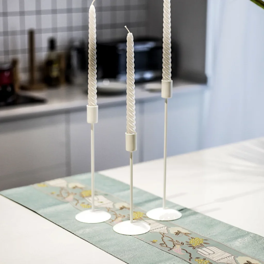 z Factory Wholesale Home Decoration White Round Base Metal Candle Holder
z Factory Wholesale Home Decoration White Round Base Metal Candle Holder