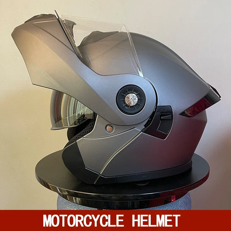 Double-lens motorcycle with internal sun visor affordable for everyone, with full-face helmet turned up.
Double-lens motorcycle with internal sun visor affordable for everyone, with full-face helmet turned up.