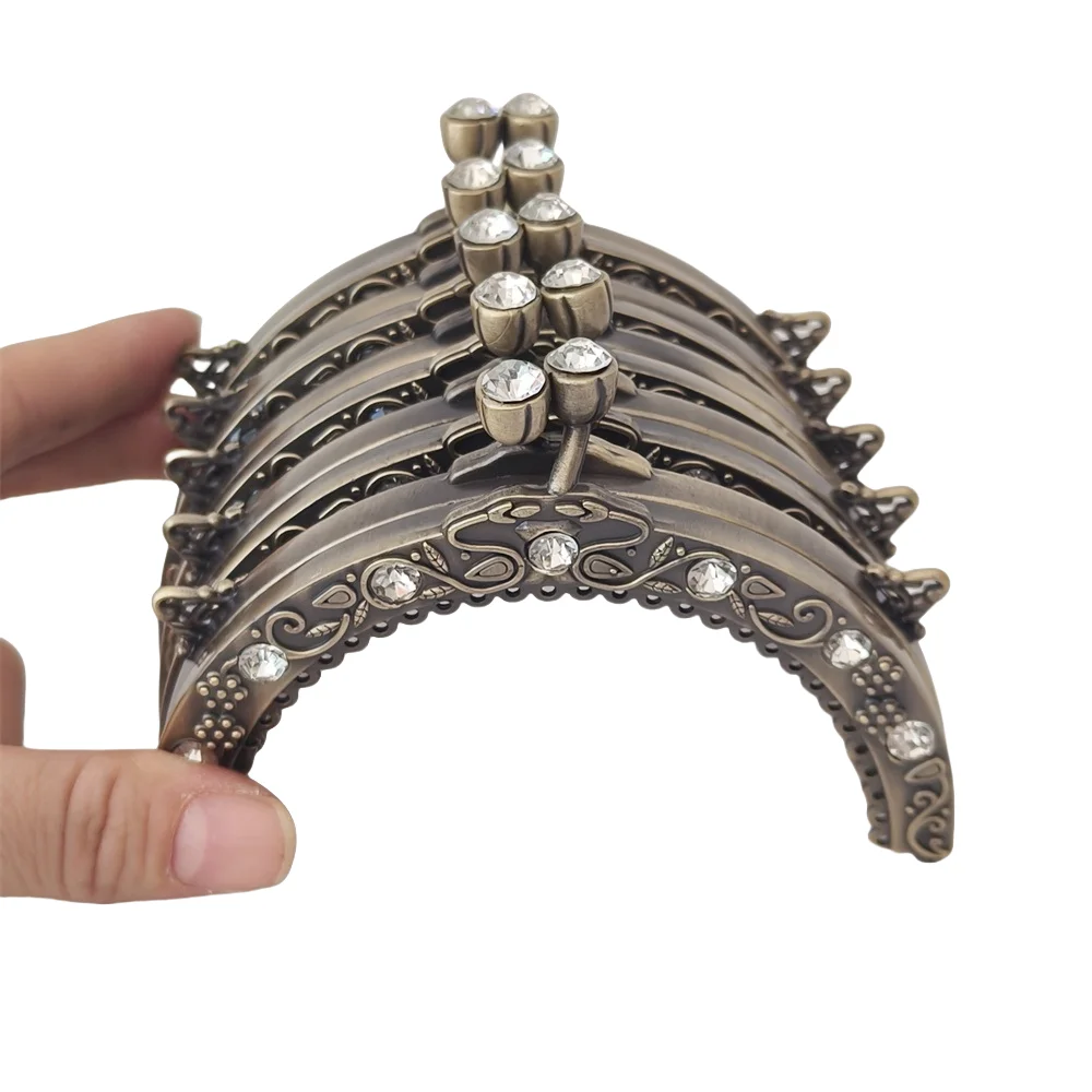 1 Piece Zinc Alloy Semi Circle Antique Bronze Crystal Bead Head Semicircular Metal Coin Purse Frame Kiss Clasp DIY Bag Accessory
1 Piece Zinc Alloy Semi Circle Antique Bronze Crystal Bead Head Semicircular Metal Coin Purse Frame Kiss Clasp DIY Bag Accessory