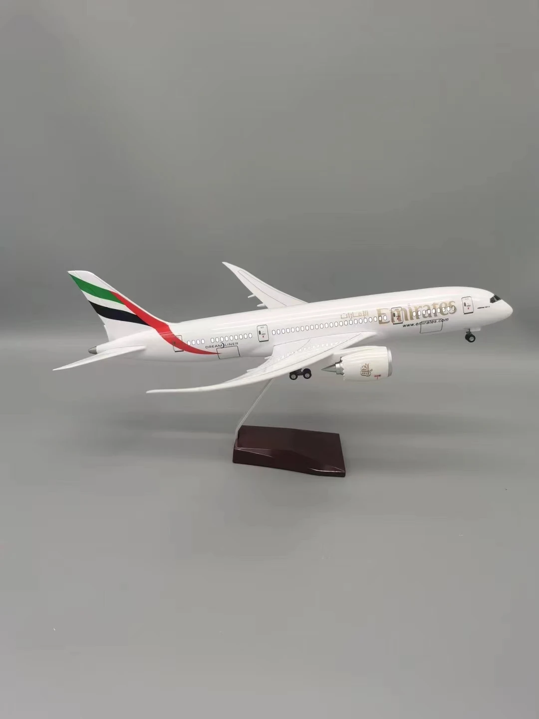 Plane 47cm 1:130 Scale Model Resin B787 Emirates Airlines Aircraft Diecast With LED Light & Stand Offices Accessories Decoration
Plane 47cm 1:130 Scale Model Resin B787 Emirates Airlines Aircraft Diecast With LED Light & Stand Offices Accessories Decoration