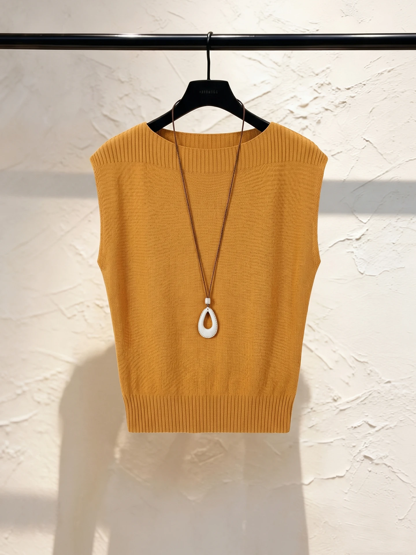 Laid-back Style Casual Color Versatile Knitted Vest Summer Korean Fashion Age-reducing Sleeveless Top for Women
Laid-back Style Casual Color Versatile Knitted Vest Summer Korean Fashion Age-reducing Sleeveless Top for Women