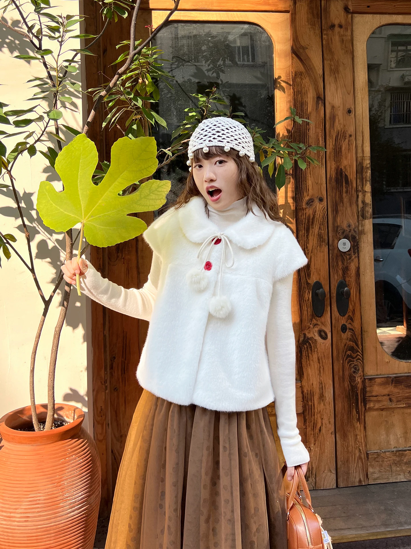 Белый жилет с воротником-стойкой из искусственного меха, женский модный ретро-топ, экологичное пальто из синтетической кожи для зимы 2025 года
Белый жилет с воротником-стойкой из искусственного меха, женский модный ретро-топ, экологичное пальто из синтетической кожи для зимы 2025 года