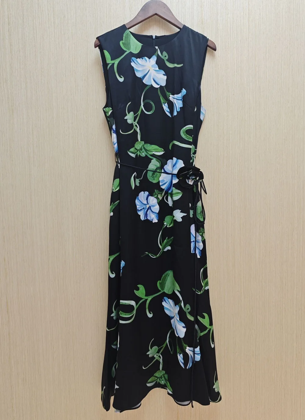 Top Quality New Long Summer Dress 2026 Fashion Style Women Green Leaves Floral Print Belt Deco Sleeveless Long Maxi Dress Beach
Top Quality New Long Summer Dress 2026 Fashion Style Women Green Leaves Floral Print Belt Deco Sleeveless Long Maxi Dress Beach