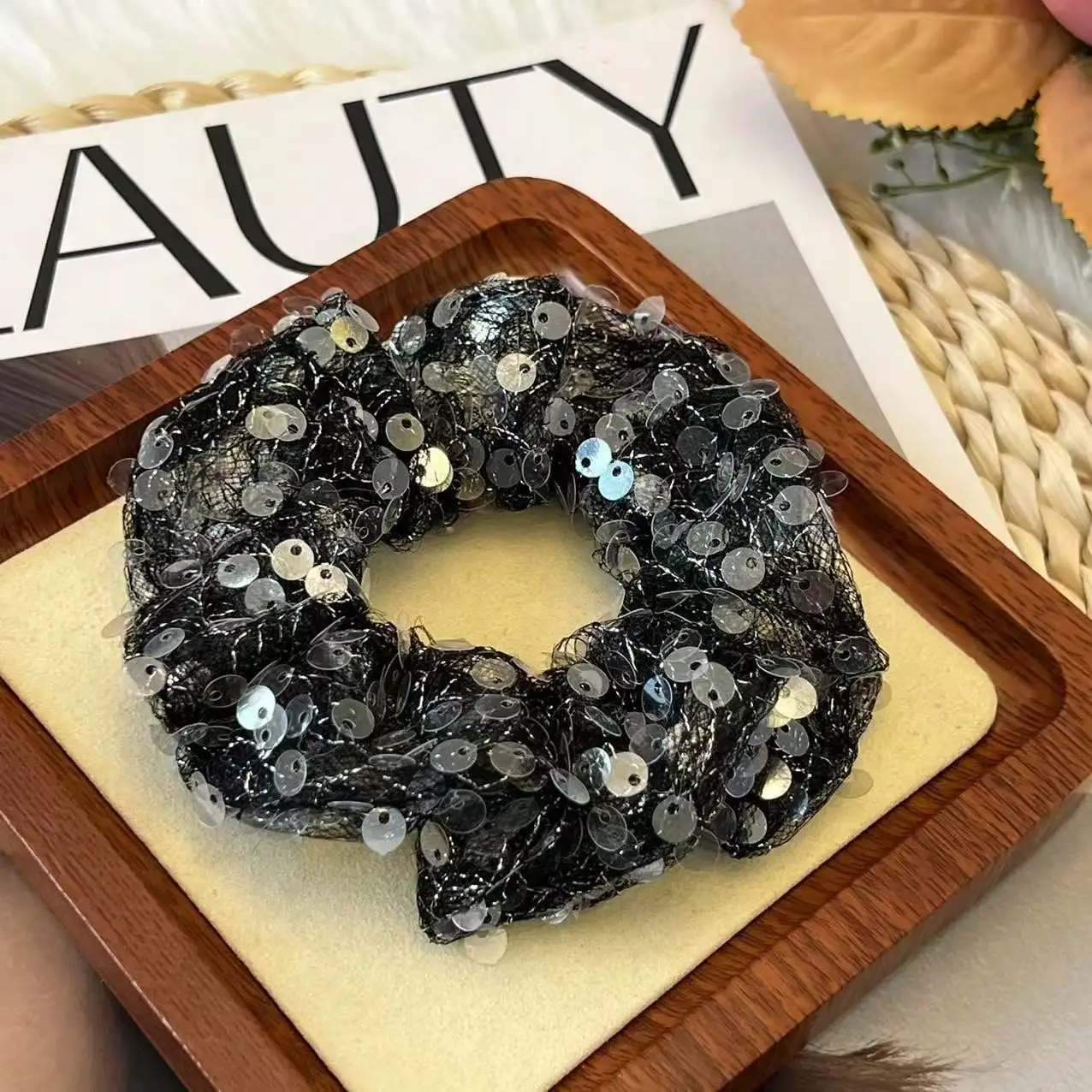 1pc Spring/Summer New Sequin Handmade Scrunchie Hair Tie Headband Hair Accessory Suitable For Daily Wear
1pc Spring/Summer New Sequin Handmade Scrunchie Hair Tie Headband Hair Accessory Suitable For Daily Wear