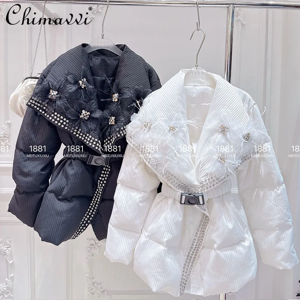 Пуховик женский зимний новый корейский модный милый тяжелый бриллиант 3D цветы утягивающая талия белый утиный пух утолщенное пальто
Пуховик женский зимний новый корейский модный милый тяжелый бриллиант 3D цветы утягивающая талия белый утиный пух утолщенное пальто