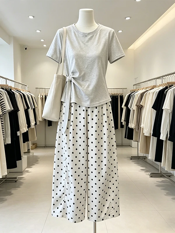 plus Size Women's Summer Slimming Short Sleeve Top And Polka Dot Wide Leg Pants Two Piece Set High Waist Long Pants Commute S...
plus Size Women's Summer Slimming Short Sleeve Top And Polka Dot Wide Leg Pants Two Piece Set High Waist Long Pants Commute S...