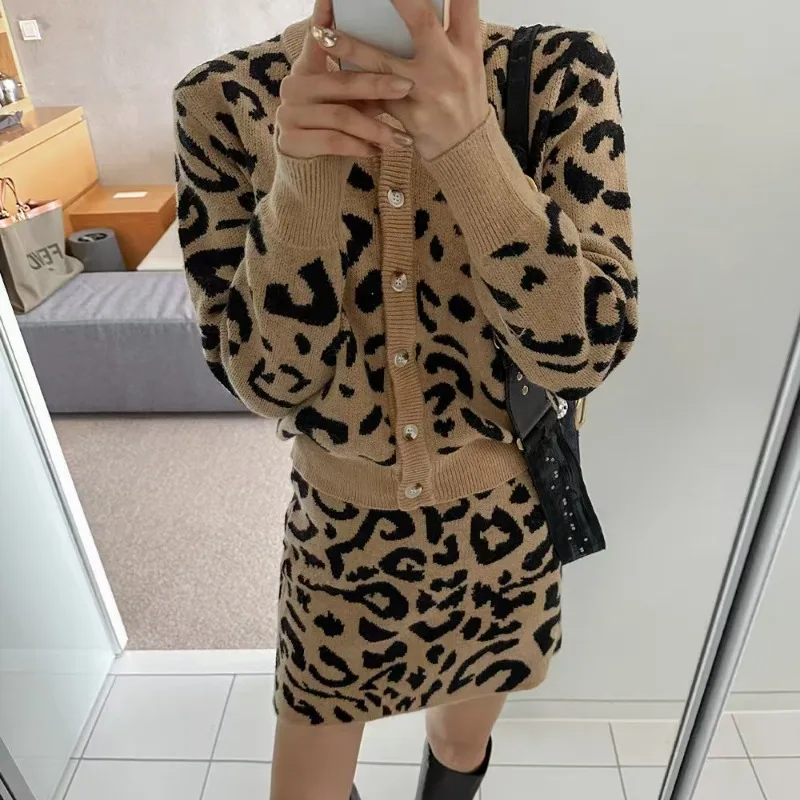 Sweet Hot Girl Knitted Suit Women's Autumn Loose V-neck Leopard Cardigan High-waisted Mini Skirt Two-piece Set Female Clothes
Sweet Hot Girl Knitted Suit Women's Autumn Loose V-neck Leopard Cardigan High-waisted Mini Skirt Two-piece Set Female Clothes