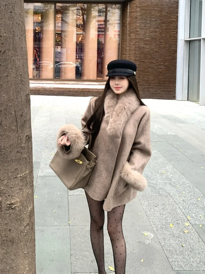 Detachable Fur Collar Retro Long Sleeved Coat for Women's Winter New Loose Mid Length Temperament Woolen Coat Female Clothing
Detachable Fur Collar Retro Long Sleeved Coat for Women's Winter New Loose Mid Length Temperament Woolen Coat Female Clothing