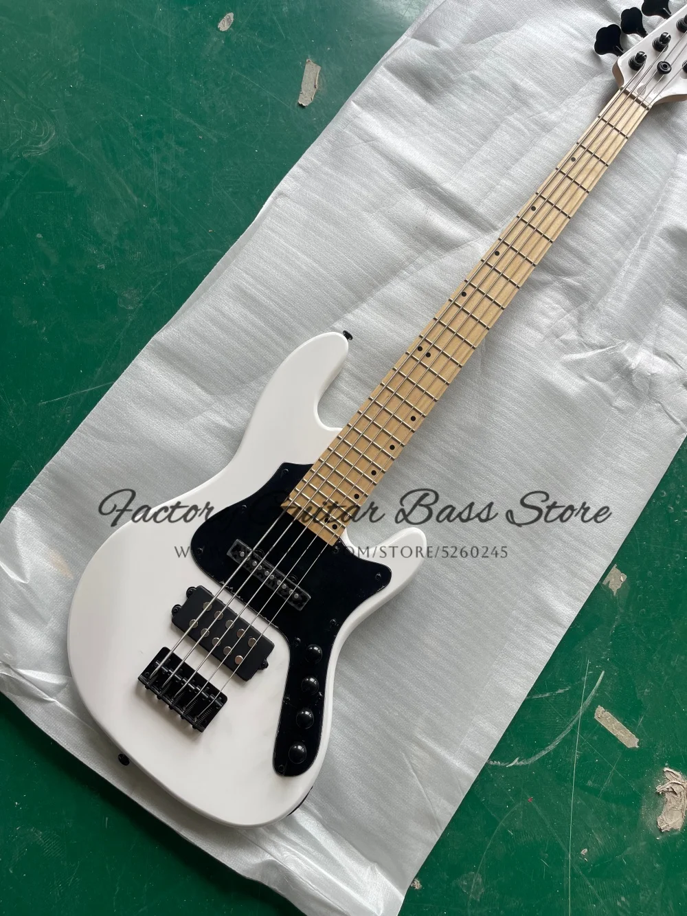 Изготовленный на заказ 5-струнный белый бас, фиксированный мост, звукосниматель SH, 24 лада, кленовая накладка на гриф, корпус из цельного дерева, черная большая защитная пластина
Изготовленный на заказ 5-струнный белый бас, фиксированный мост, звукосниматель SH, 24 лада, кленовая накладка на гриф, корпус из цельного дерева, черная большая защитная пластина
