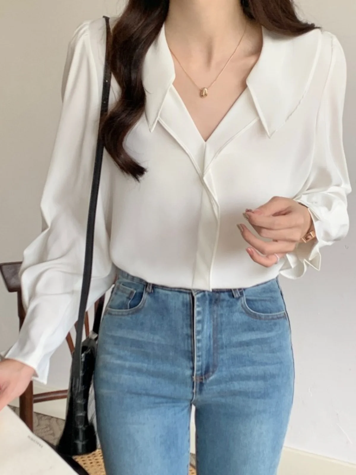 Elegant V-Neck Long Sleeve Women's Shirt plus Size Frock for Commuting White Chiffon Slimming Top Korean Style Loose Fit
Elegant V-Neck Long Sleeve Women's Shirt plus Size Frock for Commuting White Chiffon Slimming Top Korean Style Loose Fit