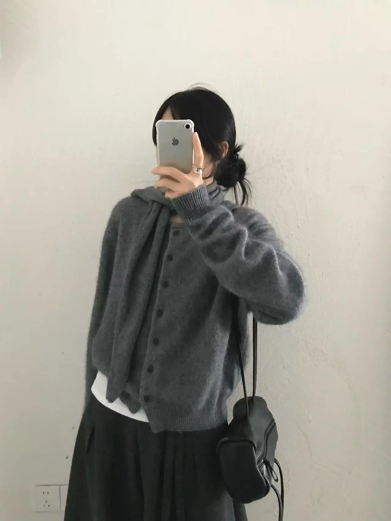 Простой дизайн, круглый вырез, вязаный свитер, осенний повседневный универсальный теплый свитер с длинными рукавами, свободный крой, женская модная вязаная одежда
Простой дизайн, круглый вырез, вязаный свитер, осенний повседневный универсальный теплый свитер с длинными рукавами, свободный крой, женская модная вязаная одежда