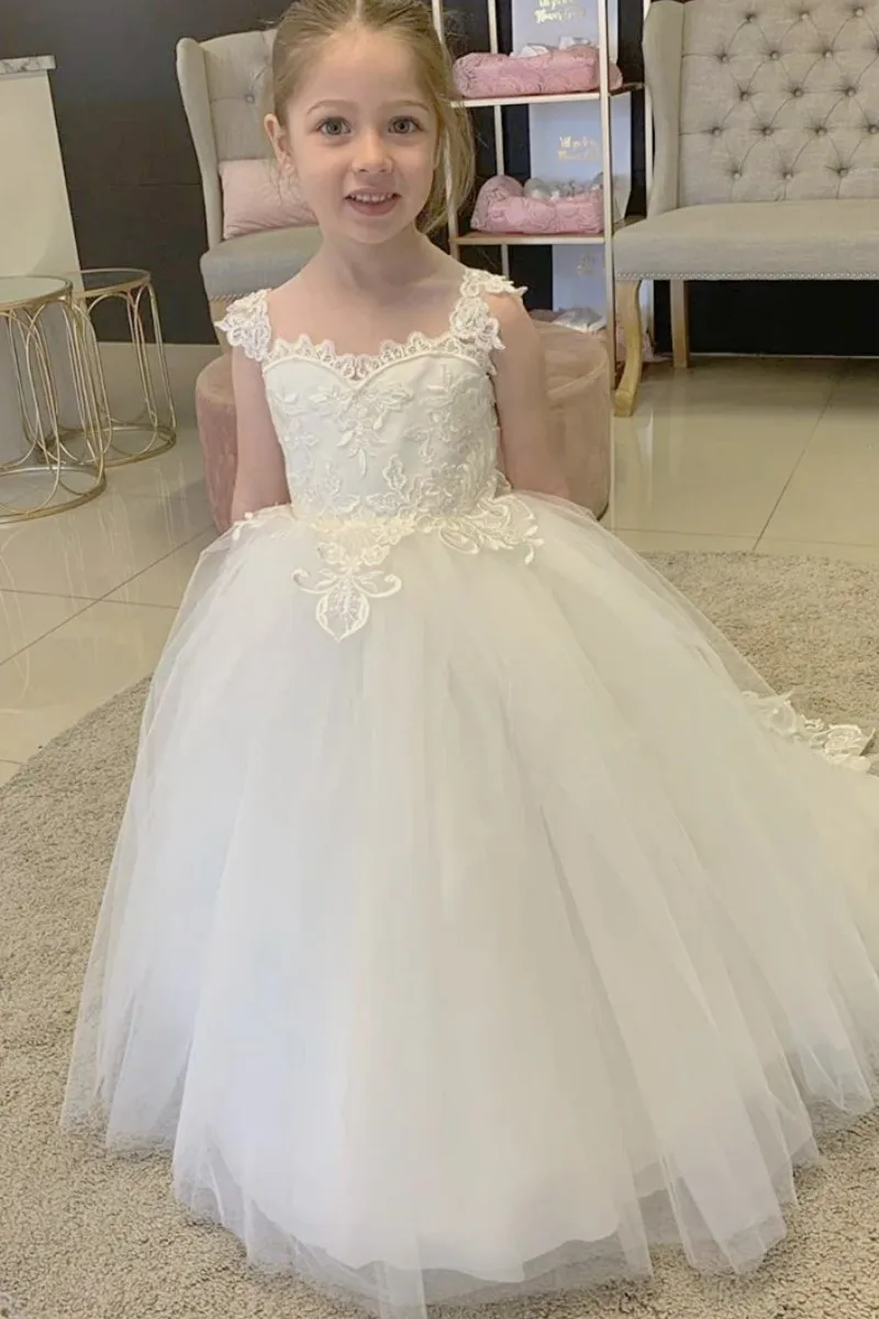 White Flower Girl Dress Tulle Lace Appliques With Bow And Tailing Sleeveless Fit Wedding Party Birthday First Communion Gowns
White Flower Girl Dress Tulle Lace Appliques With Bow And Tailing Sleeveless Fit Wedding Party Birthday First Communion Gowns