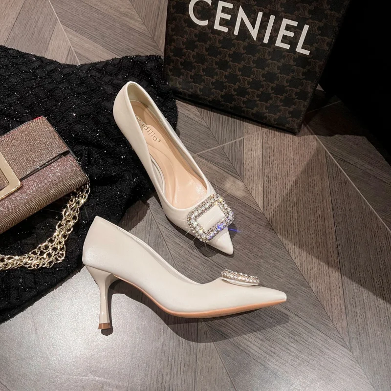 A555-28 Women's High Heels 2024 New Commuting Style Small Square Diamond Buckle Low Heel Versatile Elegant Pointed Toe Shoes
A555-28 Women's High Heels 2024 New Commuting Style Small Square Diamond Buckle Low Heel Versatile Elegant Pointed Toe Shoes