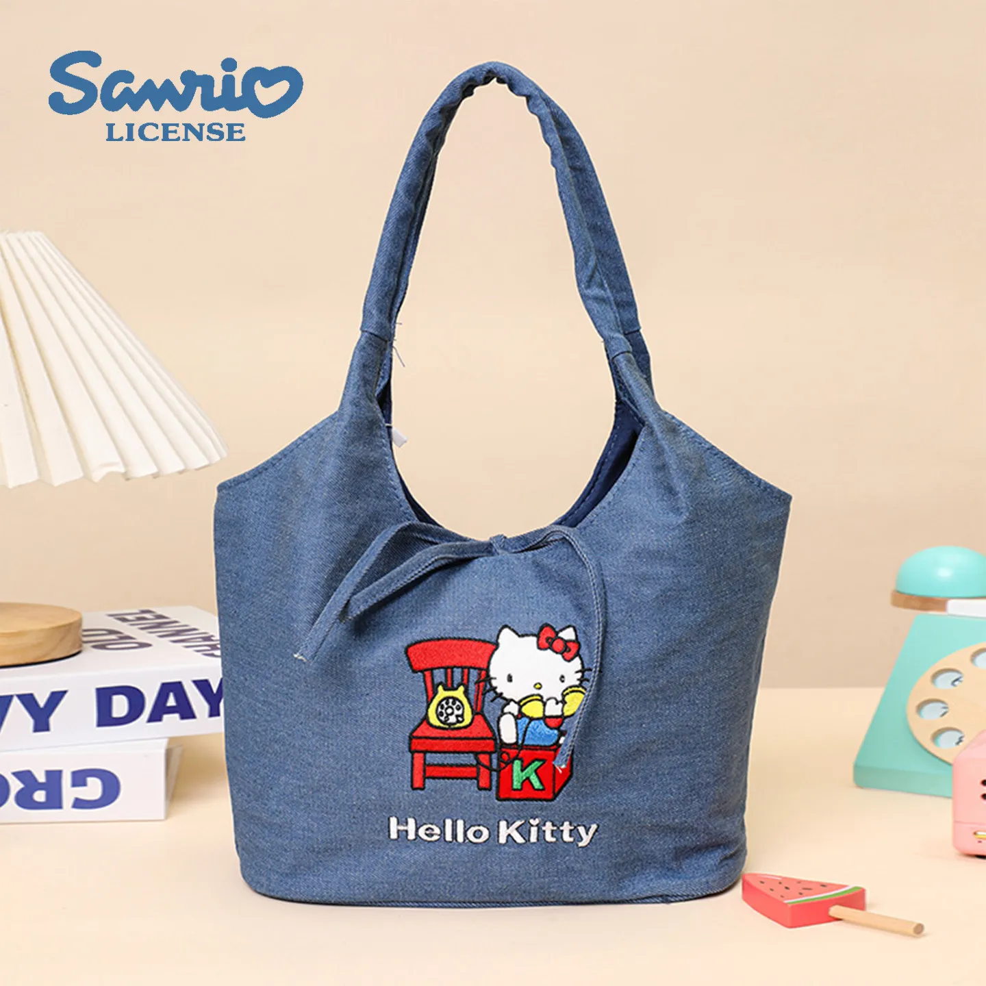 Джинсовая холщовая сумка Sanrio Family Hello Kitty, милая сумка через плечо, вместительная сумка для поездок на работу, сумка с мультяшной куклой
Джинсовая холщовая сумка Sanrio Family Hello Kitty, милая сумка через плечо, вместительная сумка для поездок на работу, сумка с мультяшной куклой