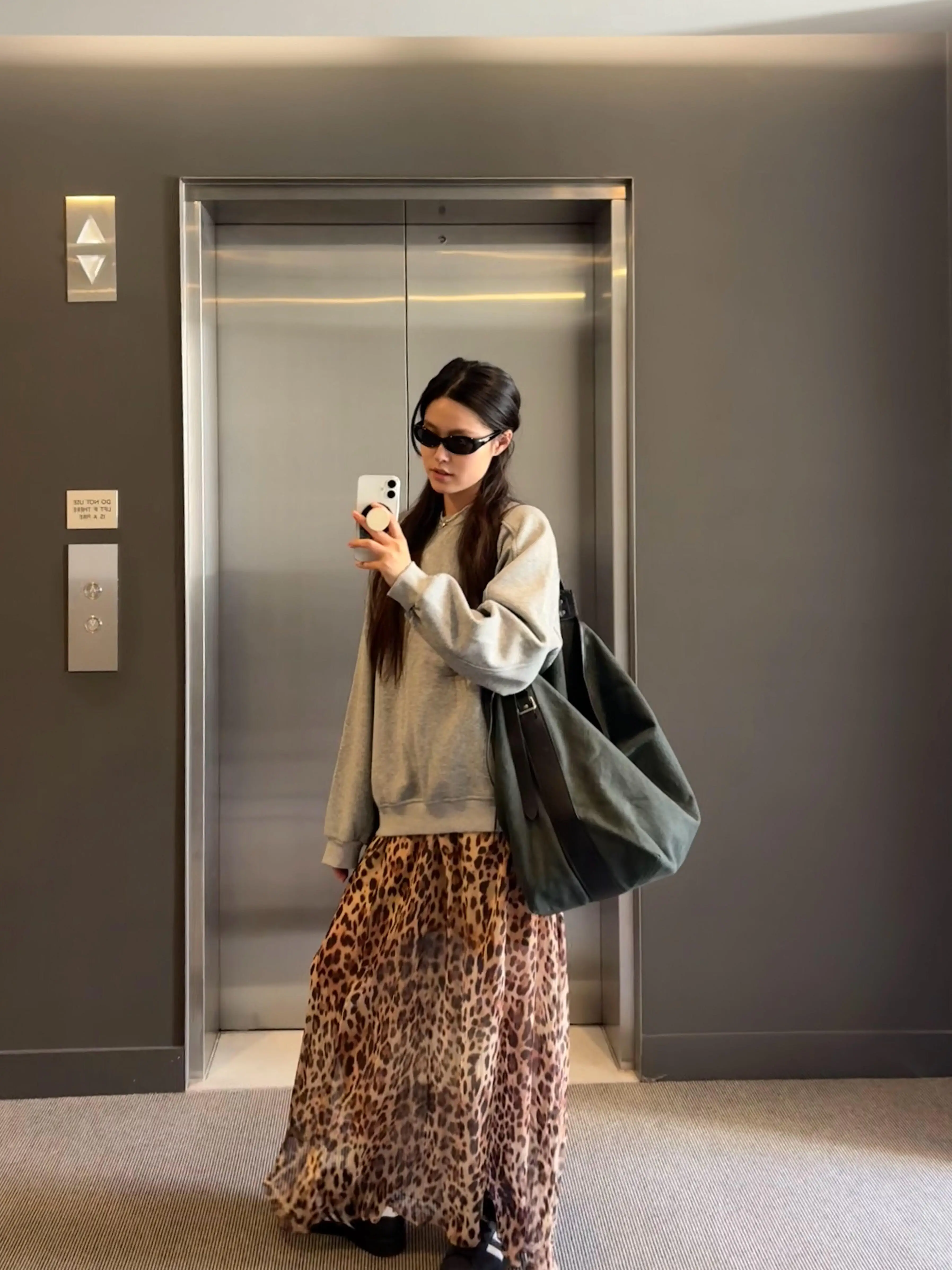 Casual Leopard Print Halter Neck Dress Women's Spring Autumn New Style Versatile Loose Fit High Waist Skirt City Commute
Casual Leopard Print Halter Neck Dress Women's Spring Autumn New Style Versatile Loose Fit High Waist Skirt City Commute