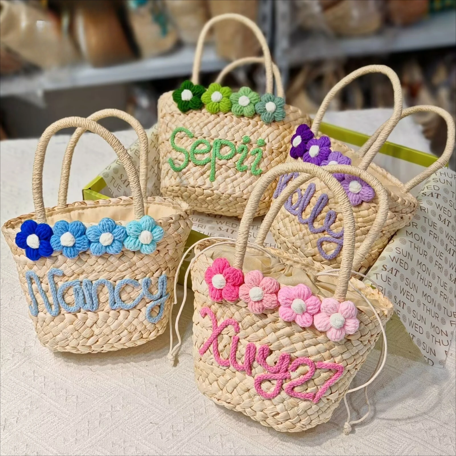 Имя можно заменить. Летняя маленькая свежая девушка. Светлая сумка с пышными цветами и буквами. Тканая корзина для овощей.
Имя можно заменить. Летняя маленькая свежая девушка. Светлая сумка с пышными цветами и буквами. Тканая корзина для овощей.