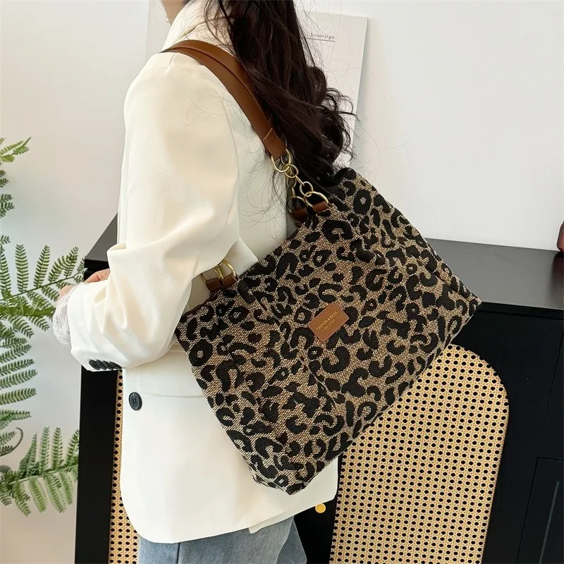 Casual women's nylon leopard print tote bag shoulder bag handbag сумка luxury designer bags sac à mains femme bags for woman
Casual women's nylon leopard print tote bag shoulder bag handbag сумка luxury designer bags sac à mains femme bags for woman