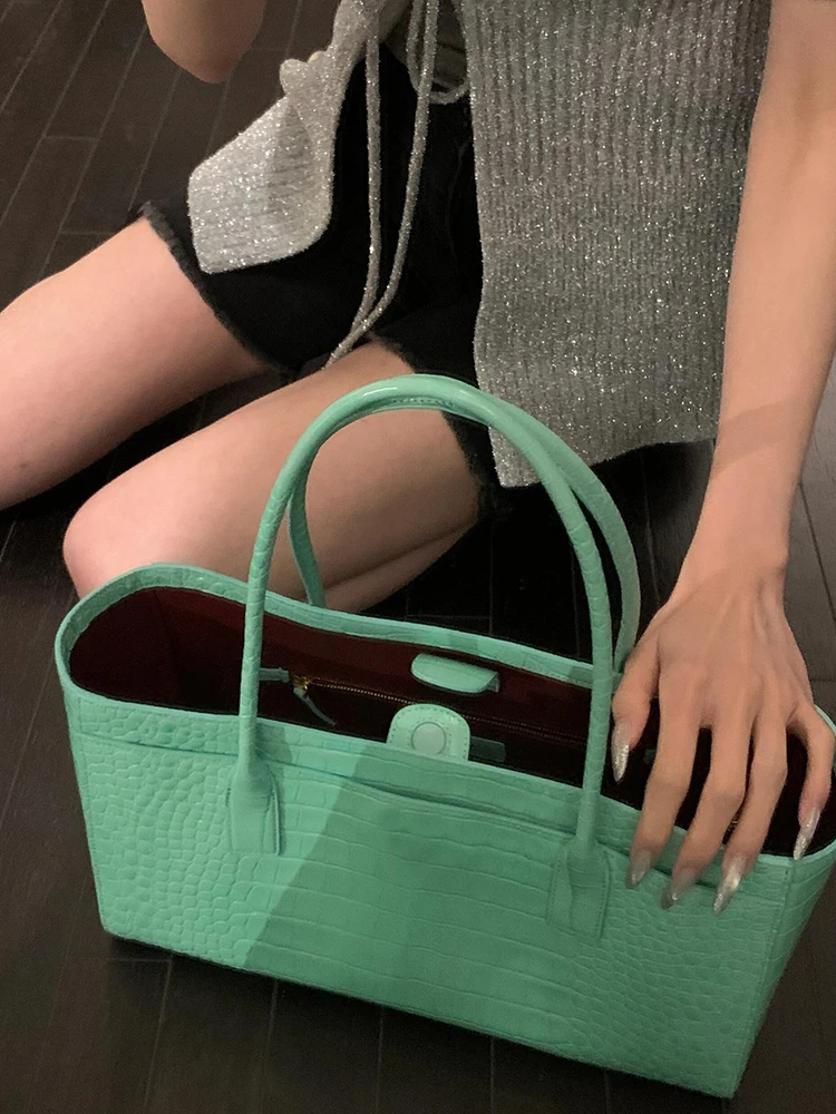 Green Crocodile Pattern Tote Bag Women's New 2026 High-End Luxury Handbag Summer Elegant Square Shape Zipper Closure
Green Crocodile Pattern Tote Bag Women's New 2026 High-End Luxury Handbag Summer Elegant Square Shape Zipper Closure