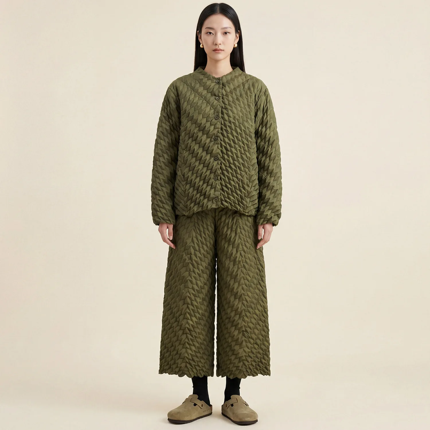 YUDX Оливково-зеленый стеганый комплект из 2 предметов, широкие брюки с круглым вырезом и пуговицами, свободный крой из мягкой ткани, повседневная повседневная одежда, 2025 г., модный шик
YUDX Оливково-зеленый стеганый комплект из 2 предметов, широкие брюки с круглым вырезом и пуговицами, свободный крой из мягкой ткани, повседневная повседневная одежда, 2025 г., модный шик