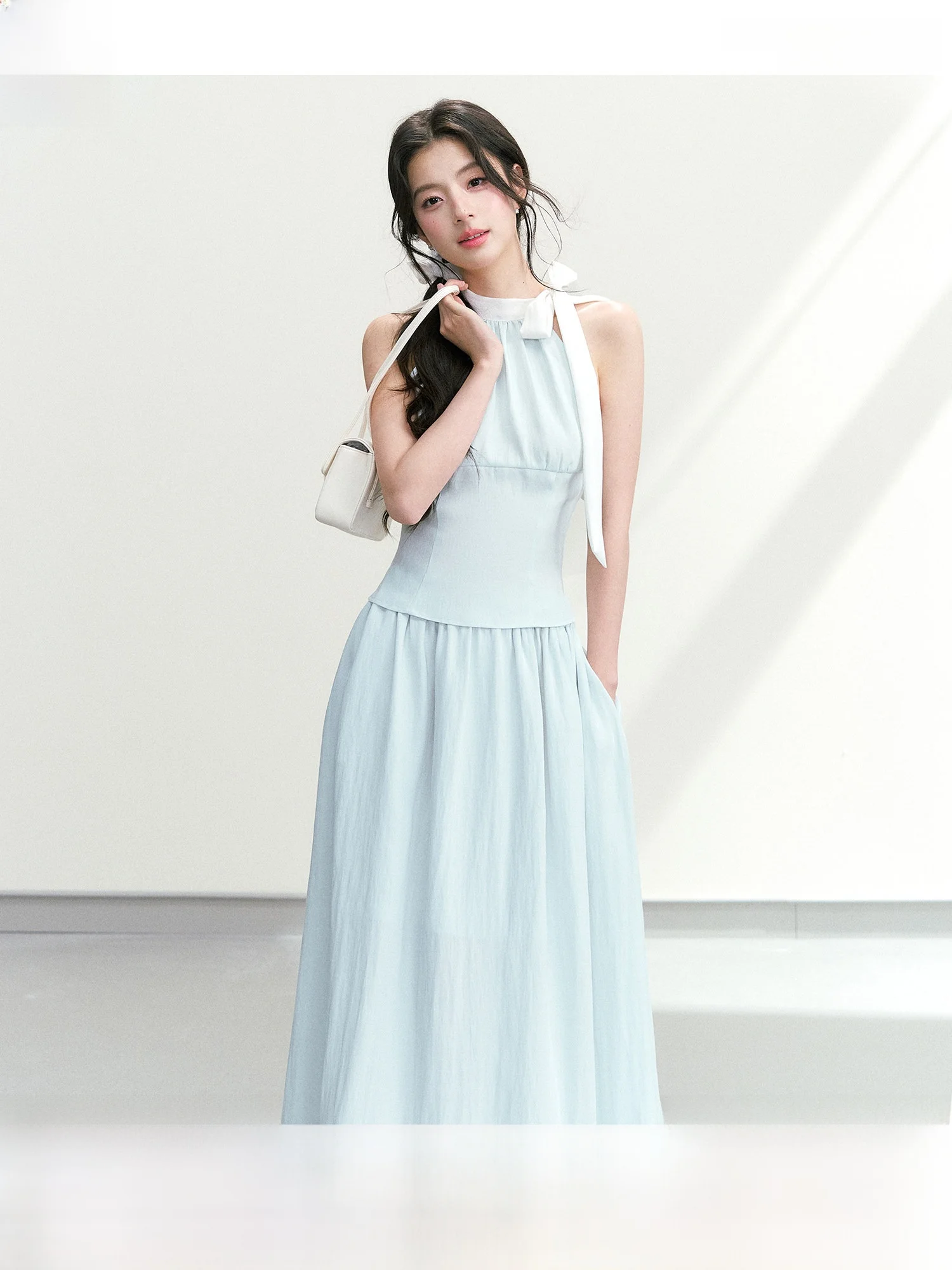 Elegant Sweetness QDQD Women's Fashion Summer Outfit Sleeveless Neck Hanging Bow Tie Half-length Skirt Slimming Waist Design
Elegant Sweetness QDQD Women's Fashion Summer Outfit Sleeveless Neck Hanging Bow Tie Half-length Skirt Slimming Waist Design