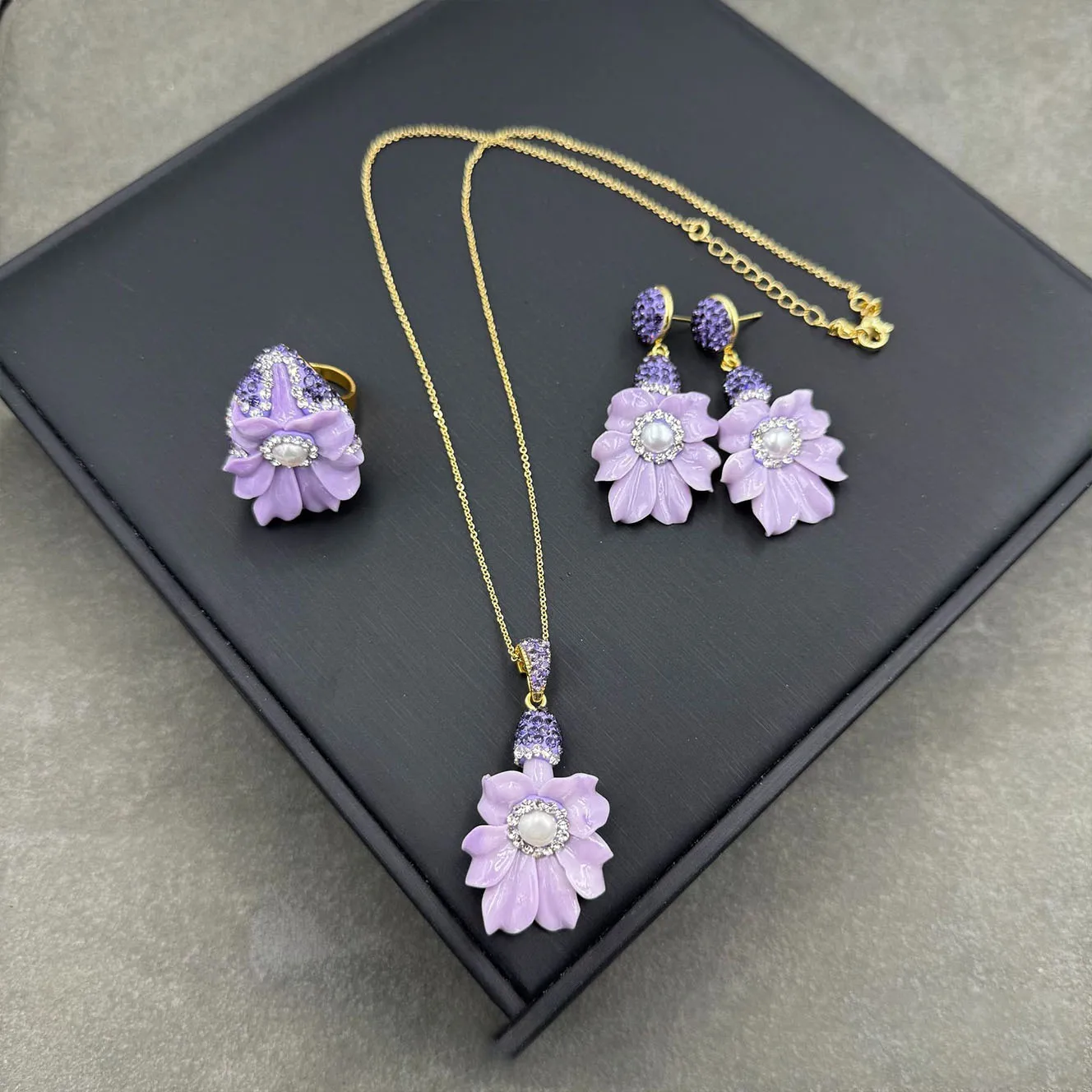 3Pcs/set New Bohe Purple Flower Jewelry Set Exquisite Pearl Pendant Necklace Earrings Ring Lady Dress Birthday Party Acces
3Pcs/set New Bohe Purple Flower Jewelry Set Exquisite Pearl Pendant Necklace Earrings Ring Lady Dress Birthday Party Acces