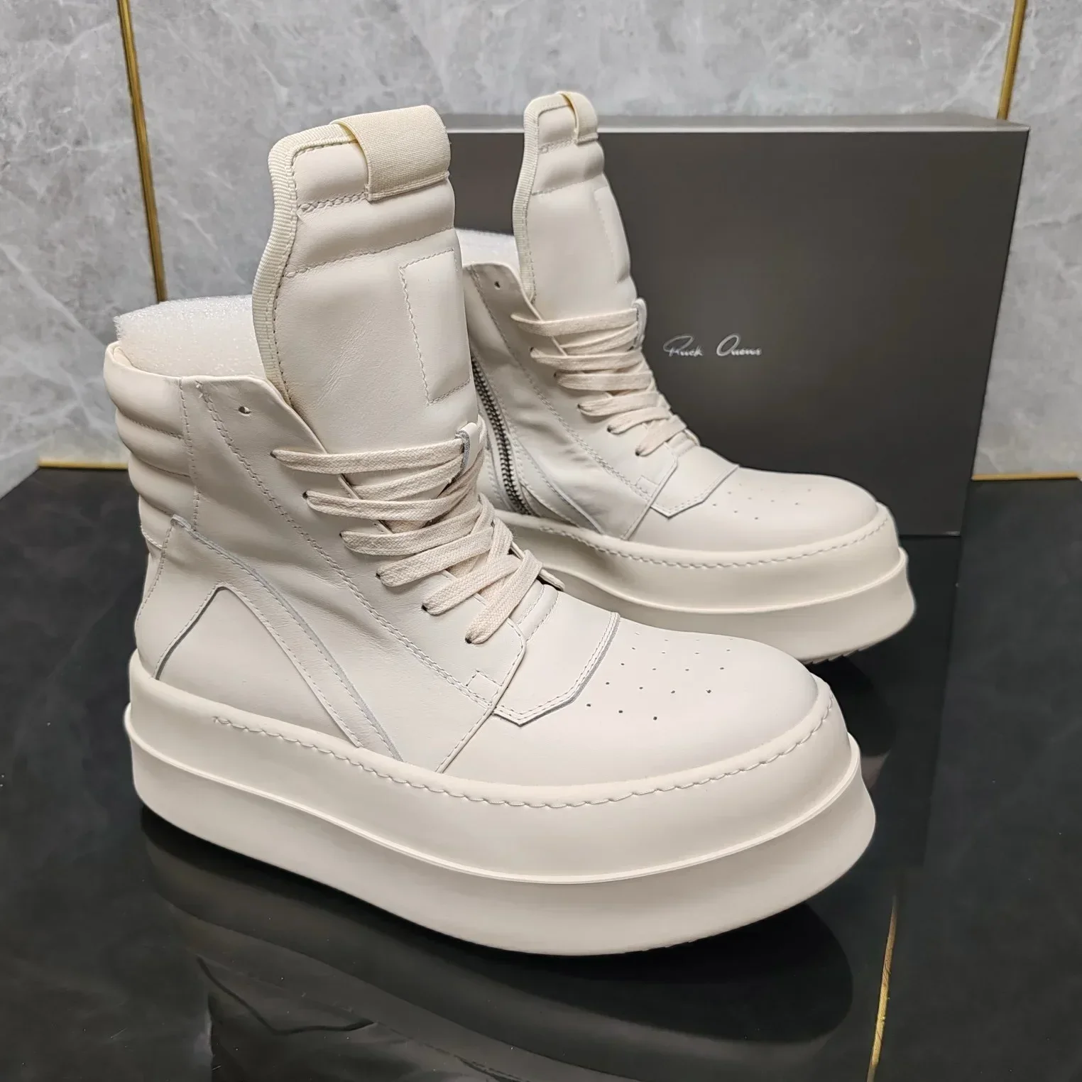 Ro shoes новые кожаные ботинки на толстой подошве, полностью белые перевернутые треугольные кожаные ботинки увеличивают студенческую обувь и обувь для любителей улицы.
Ro shoes новые кожаные ботинки на толстой подошве, полностью белые перевернутые треугольные кожаные ботинки увеличивают студенческую обувь и обувь для любителей улицы.