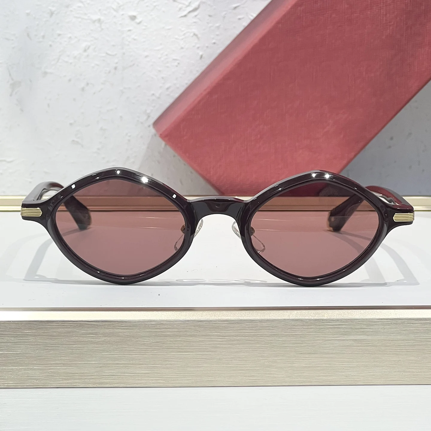 0540 Fashion Designer Style Light Sunscreen Vacation Red Women Sunglasses Premium Outdoor Driving Luxury Black Men Sunglasses 
0540 Fashion Designer Style Light Sunscreen Vacation Red Women Sunglasses Premium Outdoor Driving Luxury Black Men Sunglasses