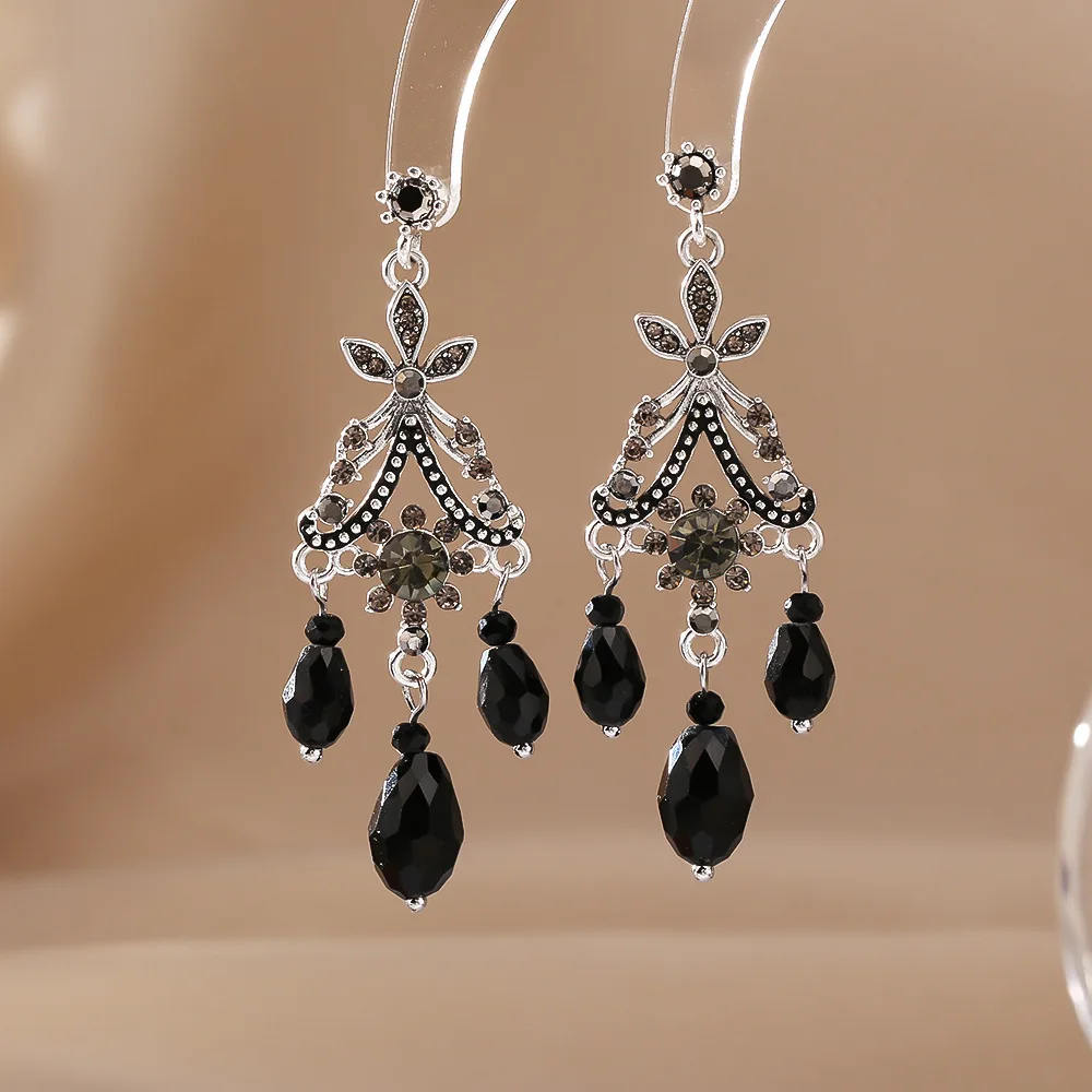 Fashionable and exquisite retro palace style crystal earrings, long tassel earrings, high-end light luxury silver needle earring
Fashionable and exquisite retro palace style crystal earrings, long tassel earrings, high-end light luxury silver needle earring