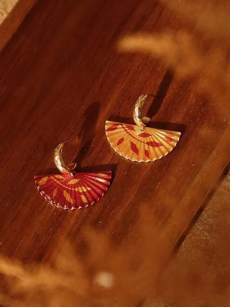 Traditional Chinese Style Red Gold Fan Shape Enamel Ear Drop Dangle Buckles For Women Speical Gift Earring For Wife Girlfriend 
Traditional Chinese Style Red Gold Fan Shape Enamel Ear Drop Dangle Buckles For Women Speical Gift Earring For Wife Girlfriend