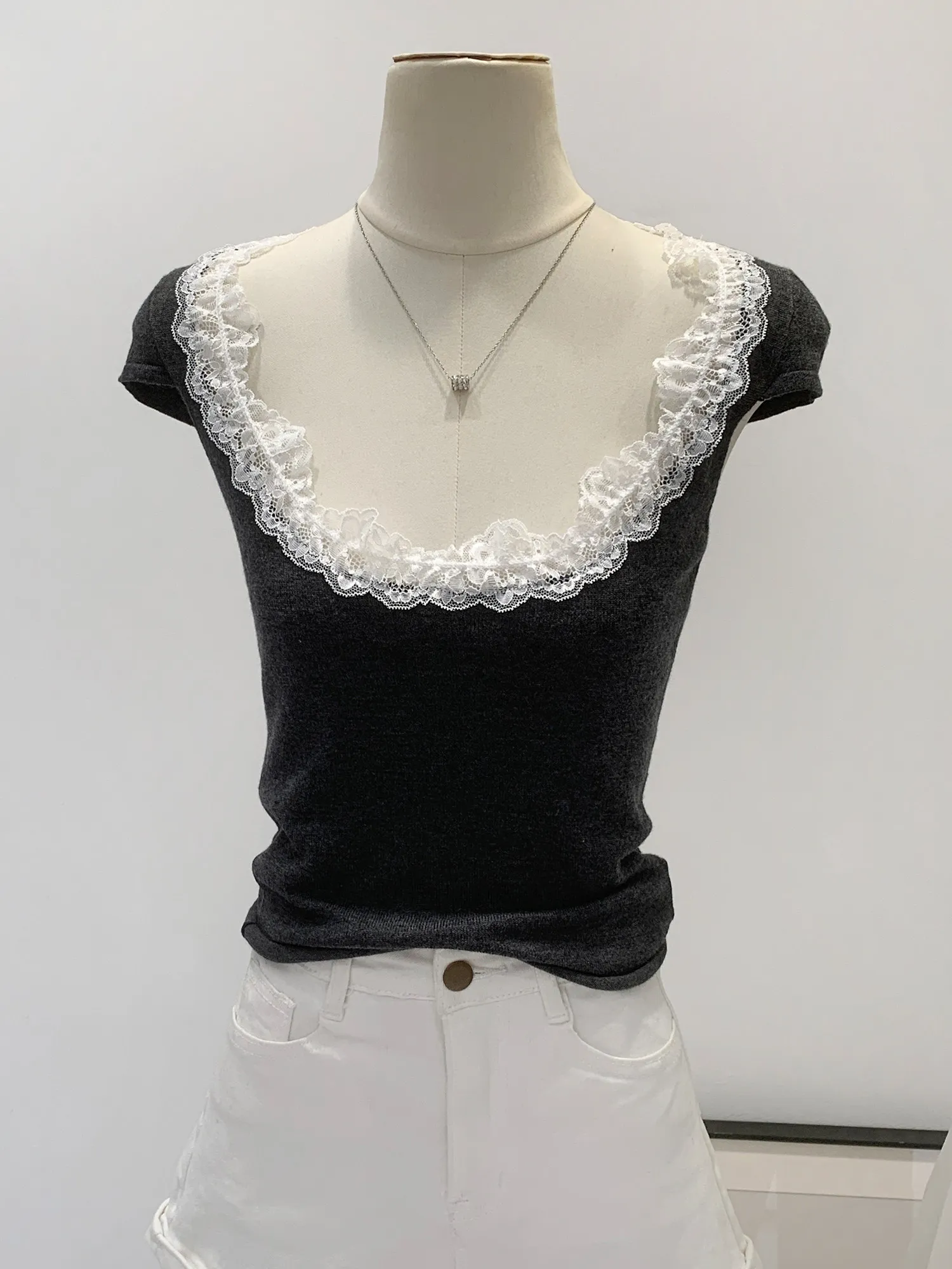 Elegant Lace V-neck T-shirt Women's Summer 2026 New Unique Beautiful Waist-cinched Miniature Top Fashionable Commute Style
Elegant Lace V-neck T-shirt Women's Summer 2026 New Unique Beautiful Waist-cinched Miniature Top Fashionable Commute Style