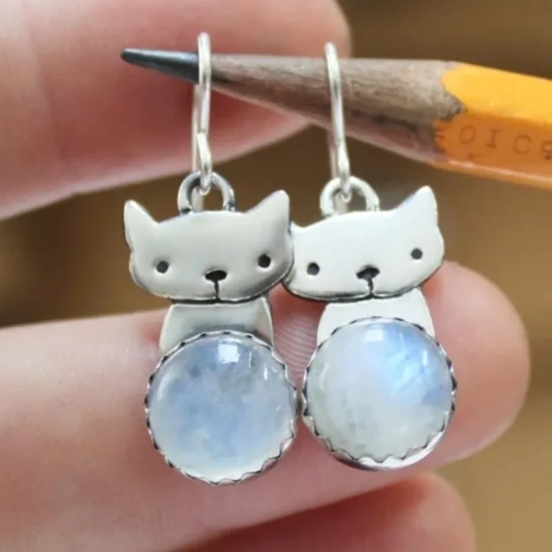 Simple Fashion Silver Color Round Inlaid with Imitation Moonstone Earrings Metal Carving Cat Dangle Earrings for Women Jewelry
Simple Fashion Silver Color Round Inlaid with Imitation Moonstone Earrings Metal Carving Cat Dangle Earrings for Women Jewelry