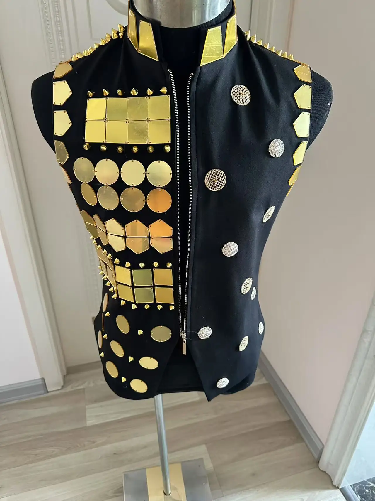 New Handmade Man Gold Lens Vest Stage Show Party Clubwear Nightclub Bar Male Singer Dancer Performance Wear 
New Handmade Man Gold Lens Vest Stage Show Party Clubwear Nightclub Bar Male Singer Dancer Performance Wear