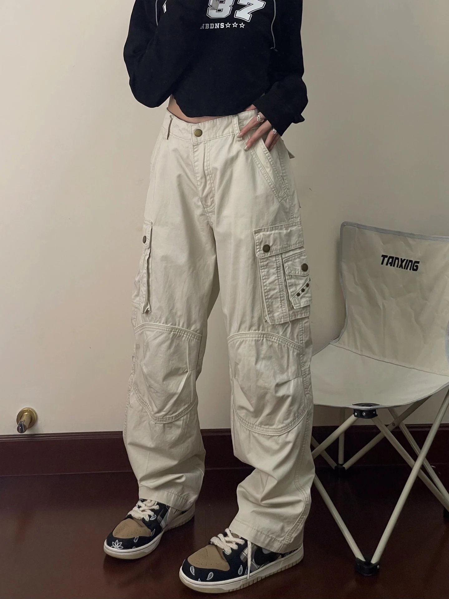 2024 Spring Autumn New Women Multi Pocket Workwear Pants Trendy ins High Waisted Cargo Pants Unisex Wide Leg Streetwear Trousers
2024 Spring Autumn New Women Multi Pocket Workwear Pants Trendy ins High Waisted Cargo Pants Unisex Wide Leg Streetwear Trousers