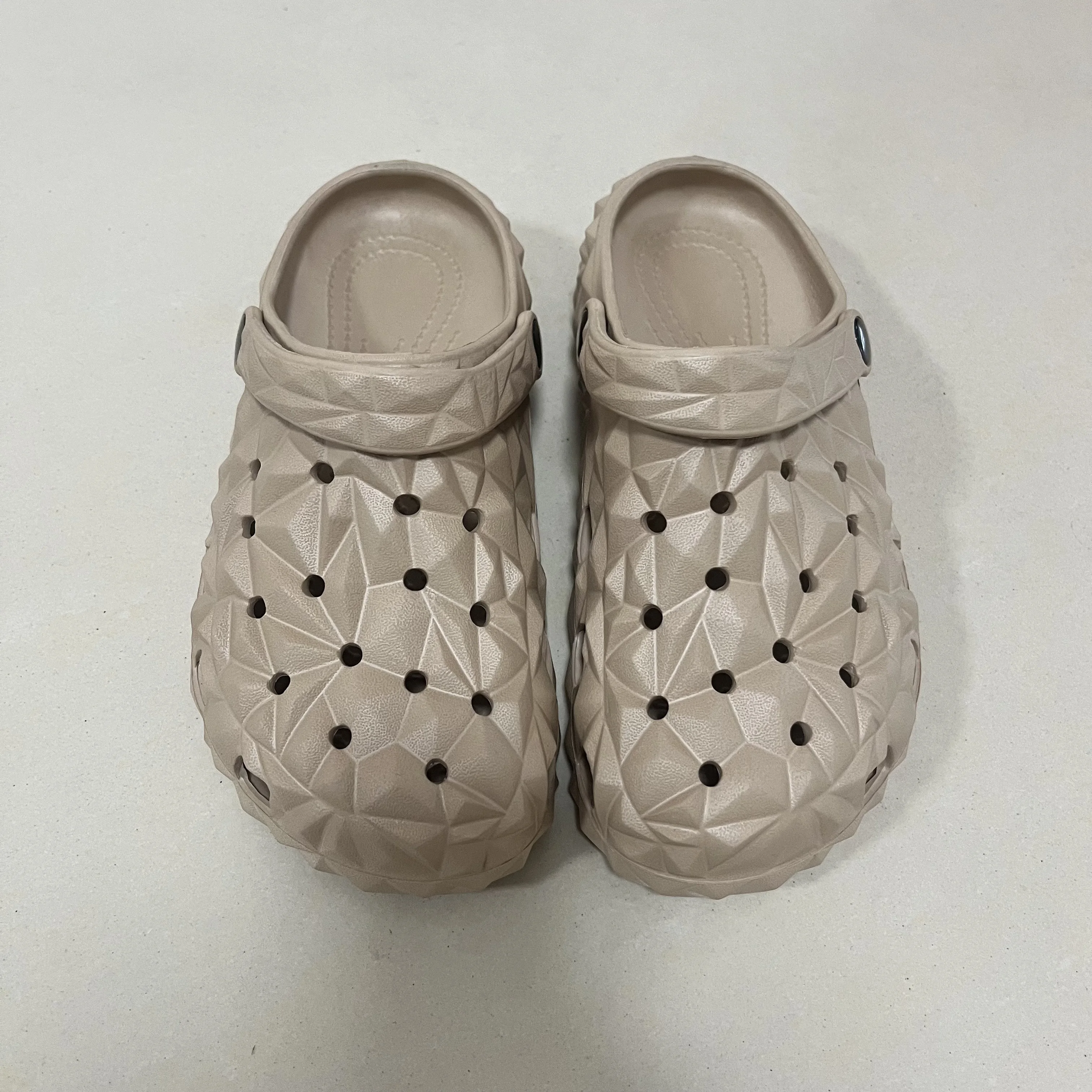 Мужские перфорированные сандалии, удобные, легкие, нескользящие садовые тапочки, универсальная пляжная обувь для всех сезонов
Мужские перфорированные сандалии, удобные, легкие, нескользящие садовые тапочки, универсальная пляжная обувь для всех сезонов