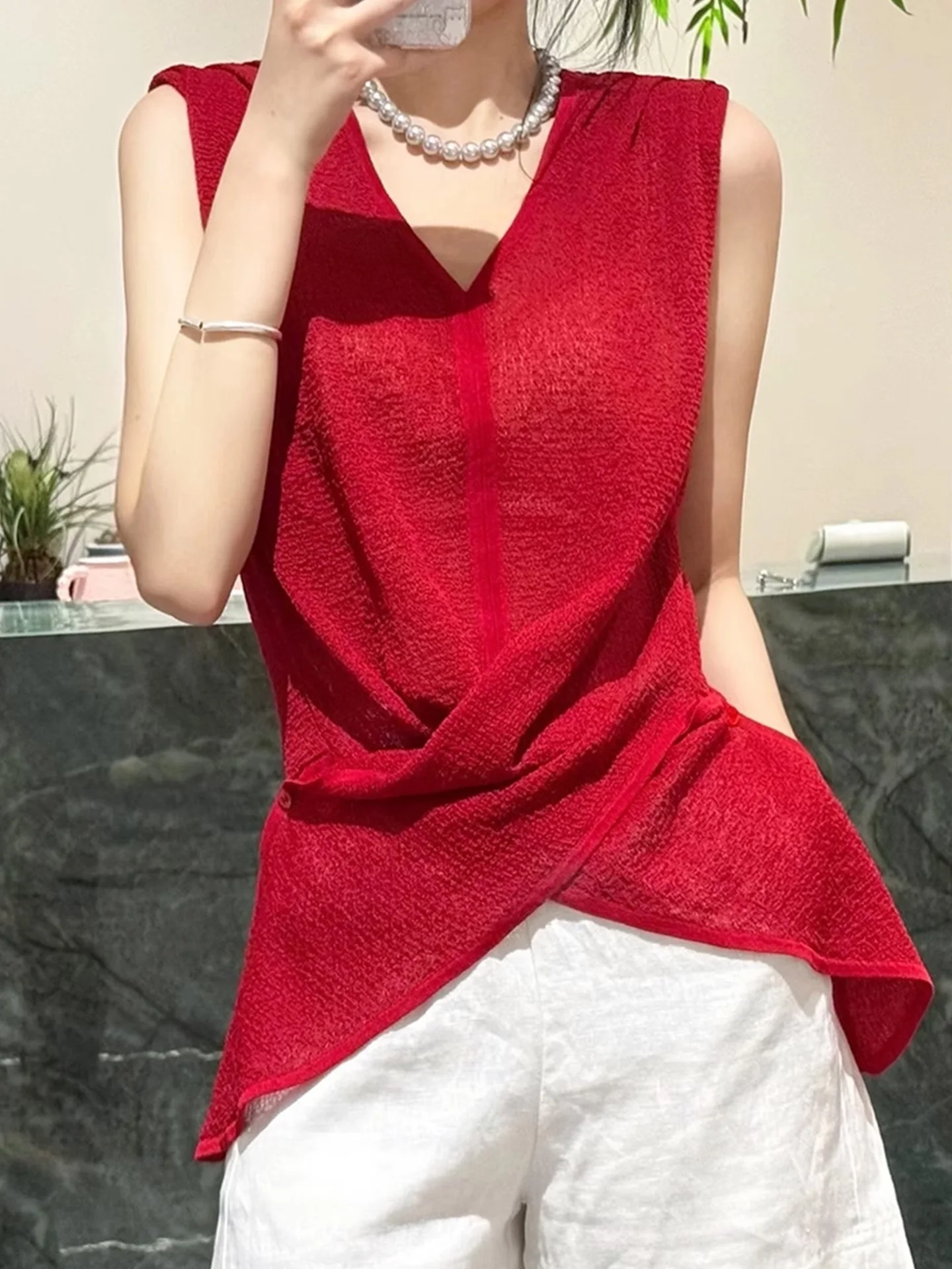 2026 Summer Fashion V-Neck Knitted Vest Korean Style Commute Casual Color Sleeveless Top Women Straight Cut Silk
2026 Summer Fashion V-Neck Knitted Vest Korean Style Commute Casual Color Sleeveless Top Women Straight Cut Silk
