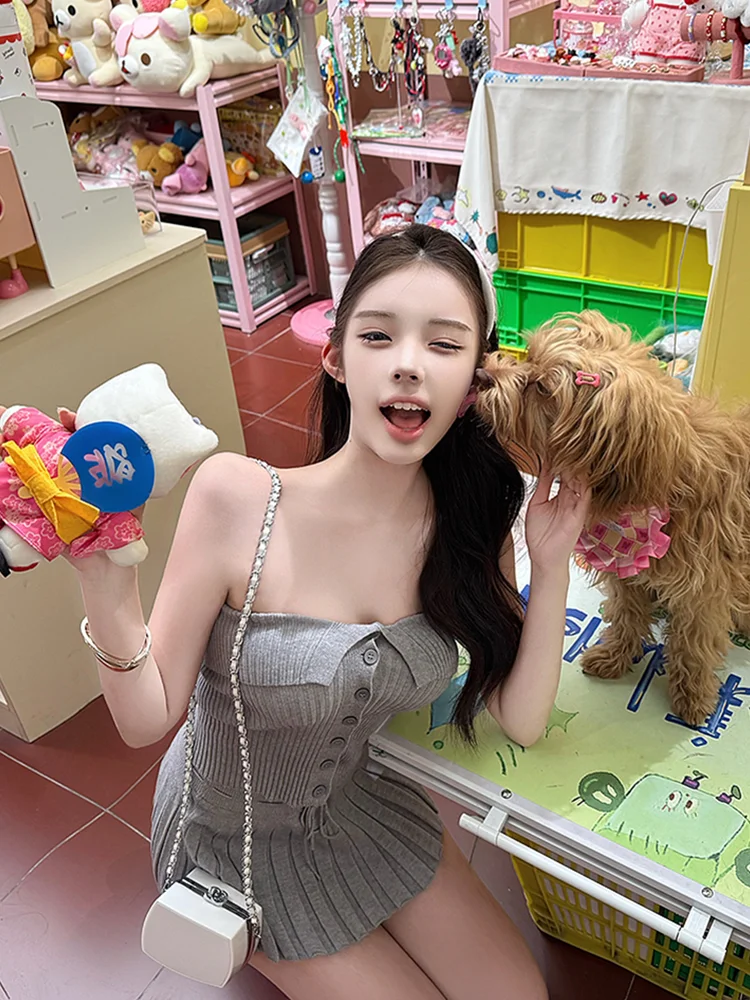 Сексуальный модный комплект для девочек, женский летний новый топ на бретельках, утягивающая плиссированная юбка, хлопковый костюм из двух предметов, повседневная одежда
Сексуальный модный комплект для девочек, женский летний новый топ на бретельках, утягивающая плиссированная юбка, хлопковый костюм из двух предметов, повседневная одежда