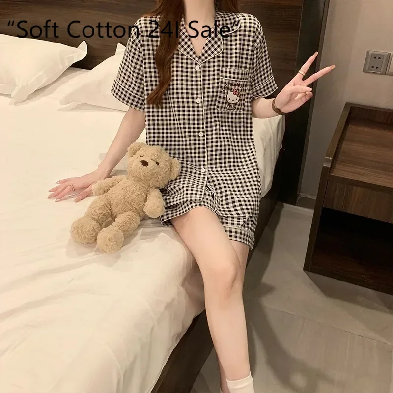 Новые пижамы Hello Kitty, летние шорты с короткими рукавами и лацканами, комплект из двух предметов, повседневная женская домашняя одежда с милым рисунком Hello Kitty
Новые пижамы Hello Kitty, летние шорты с короткими рукавами и лацканами, комплект из двух предметов, повседневная женская домашняя одежда с милым рисунком Hello Kitty