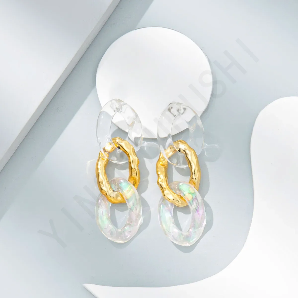 European and American Personalized Fashion Acrylic Blocking Hoop Earrings Retro Elegant Twist Earrings for Women
European and American Personalized Fashion Acrylic Blocking Hoop Earrings Retro Elegant Twist Earrings for Women