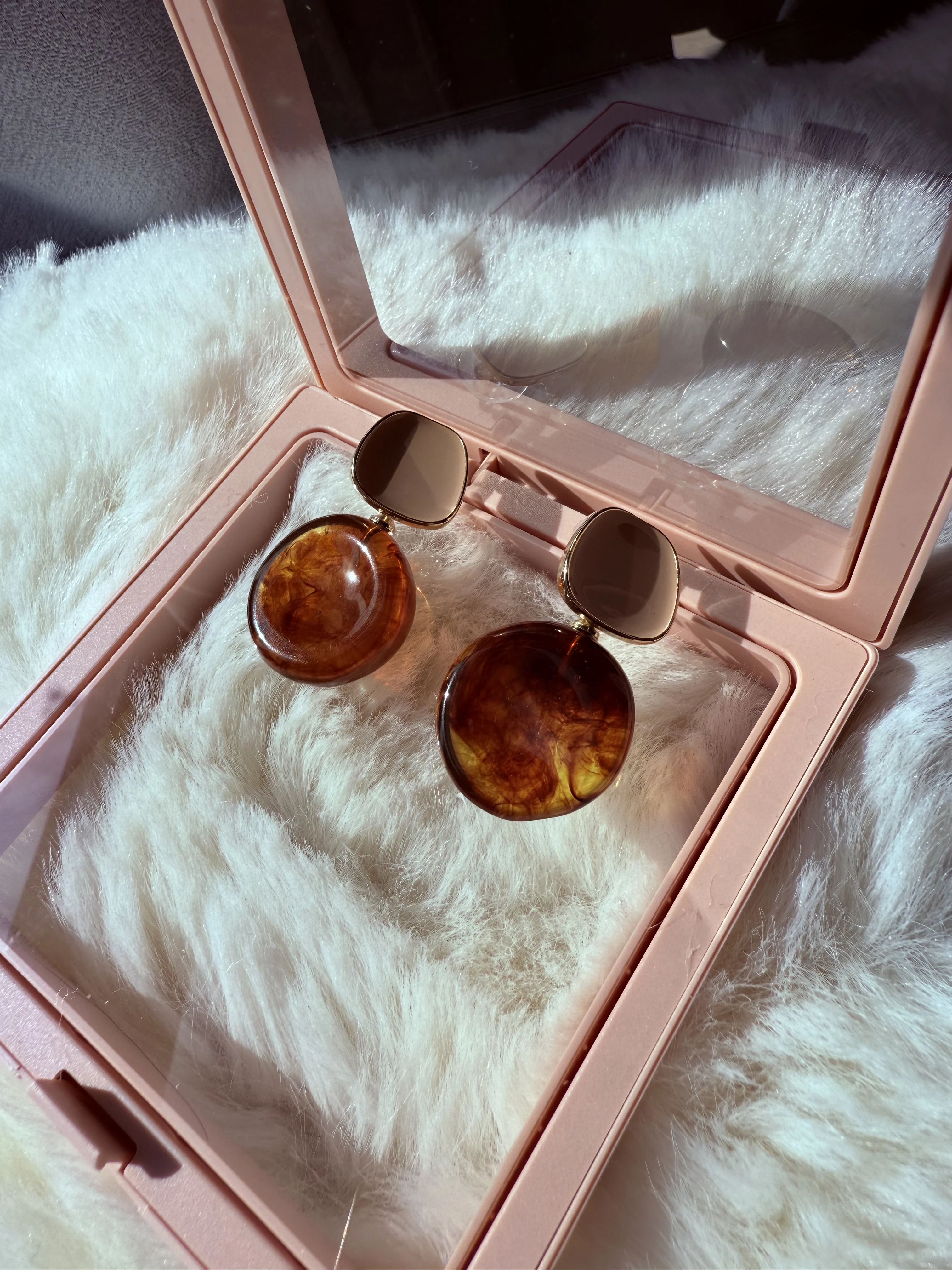 Light Luxury Retro Temperament Elegant Curry Round Geometric Resin Dangle Earrings For Women Fashion Simple Metal Jewelry Gifts
Light Luxury Retro Temperament Elegant Curry Round Geometric Resin Dangle Earrings For Women Fashion Simple Metal Jewelry Gifts