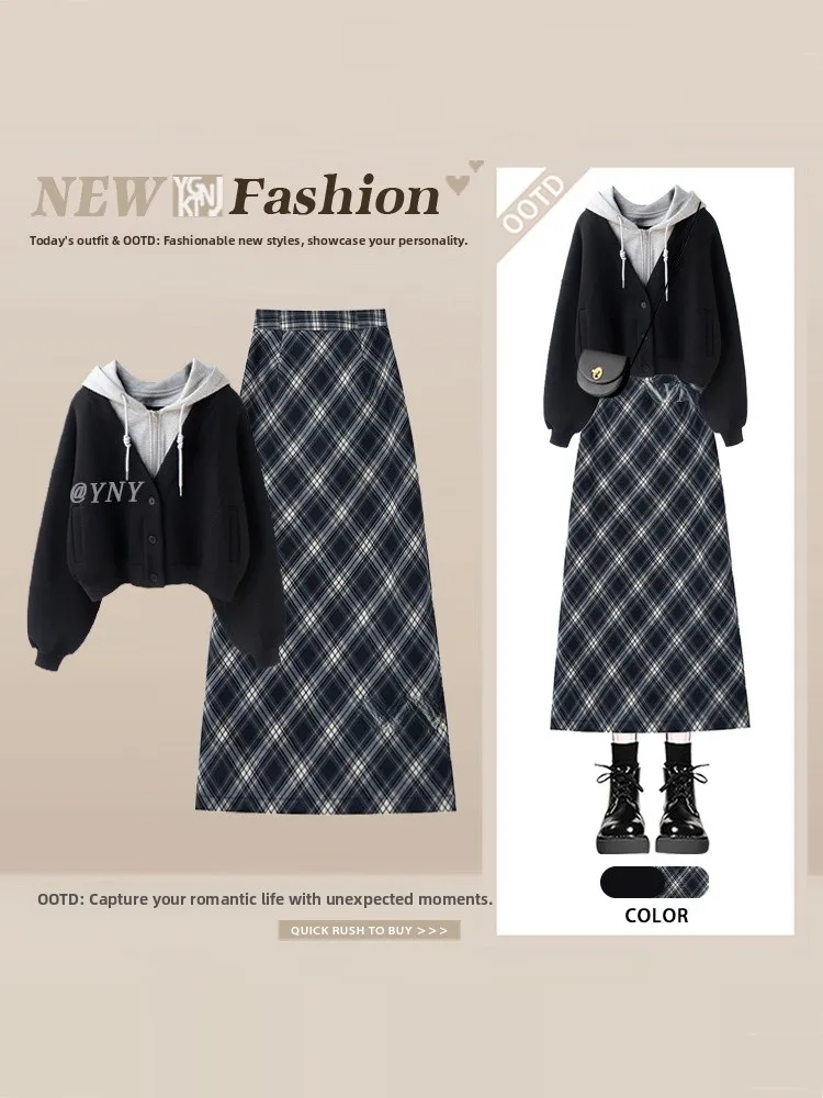 Корейский комплект: свитшот с капюшоном в стиле колледж (имитация двухслойности) и клетчатая юбка, а также вязаный топ с длинным рукавом. Осенне-зимний вариант.
Корейский комплект: свитшот с капюшоном в стиле колледж (имитация двухслойности) и клетчатая юбка, а также вязаный топ с длинным рукавом. Осенне-зимний вариант.